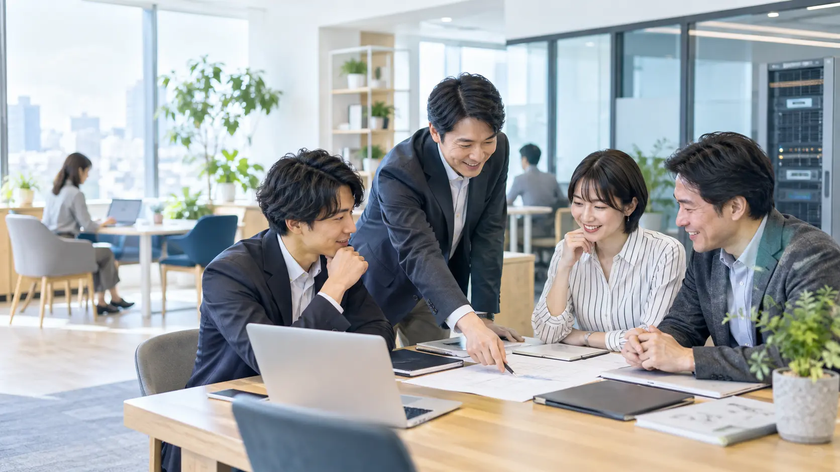 オフィスで打ち合わせをする様子